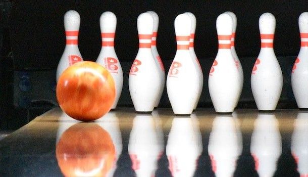 Foto:  Kegelbahn mit Kegeln und eine Kugel.