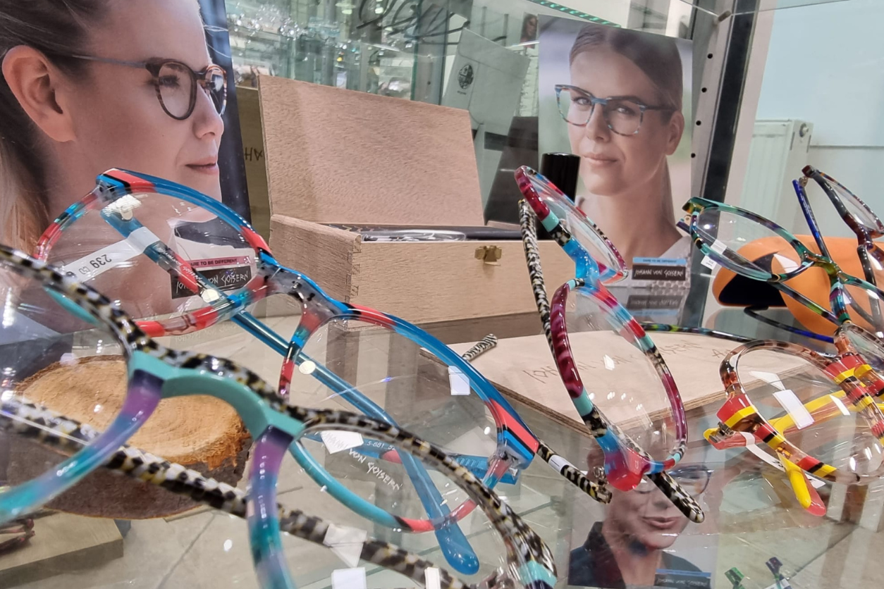 Foto: Zwei Fotos mit Menschen drauf und viele unterschiedliche Brillen