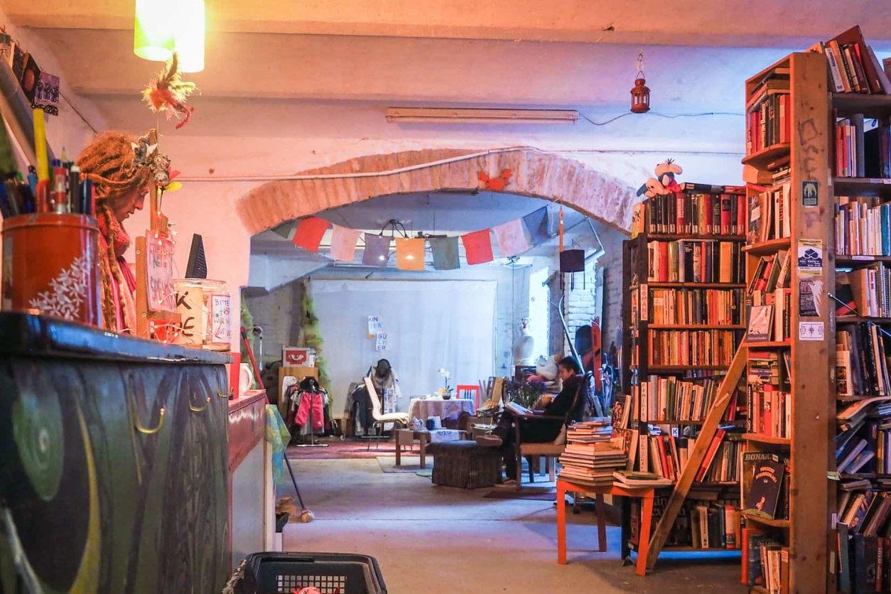 Foto: Geschäftslokal mit vielen Büchern