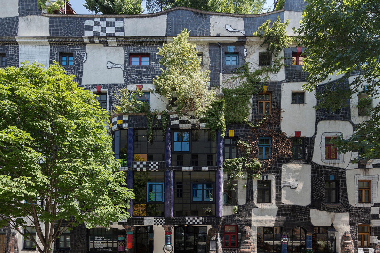 Foto: Zeigt das KunsthausWien von der Vorderseite. Seitlich stehen Bäume.