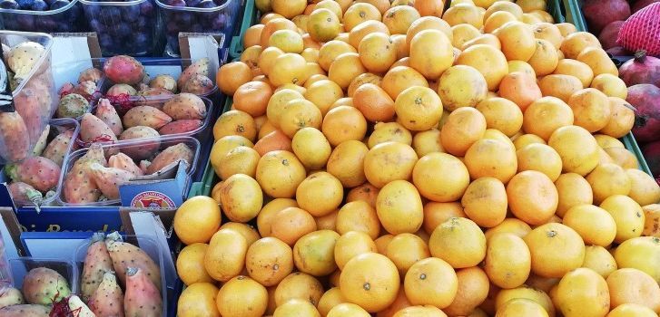 Foto: Marktstandl mit Gemüse und Obst
