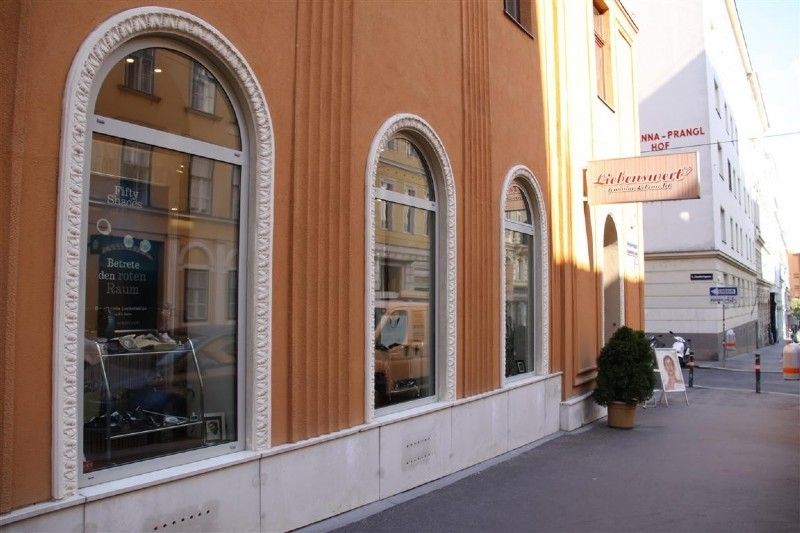 Foto: Geschäftsfront mit ausgestellter Ware und einem Schild mit der Beschriftung "Liebenswert".