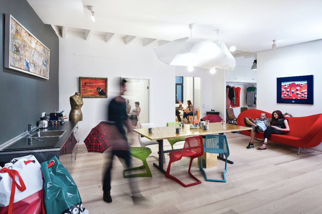 Foto: Open Space mit Tisch, Küche, Menschen auf einer Couch