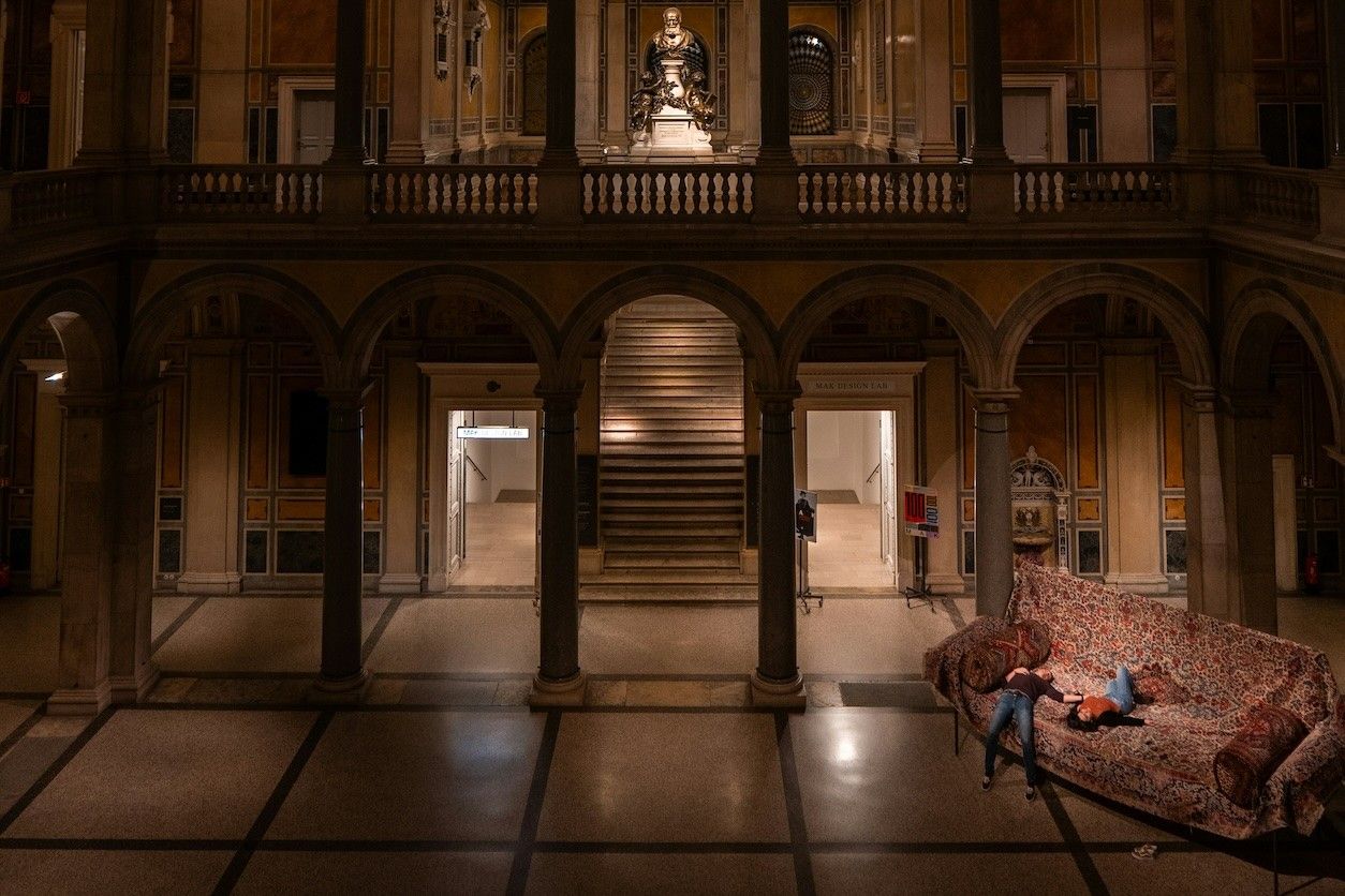 Foto: Zeigt eine Museumshalle.