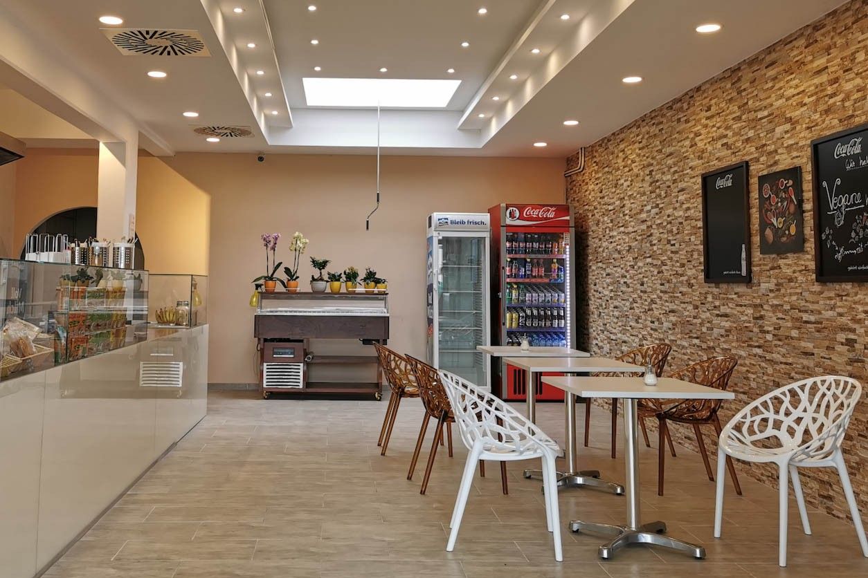 Foto: Restaurantraum mit Tischen und Stühlen.