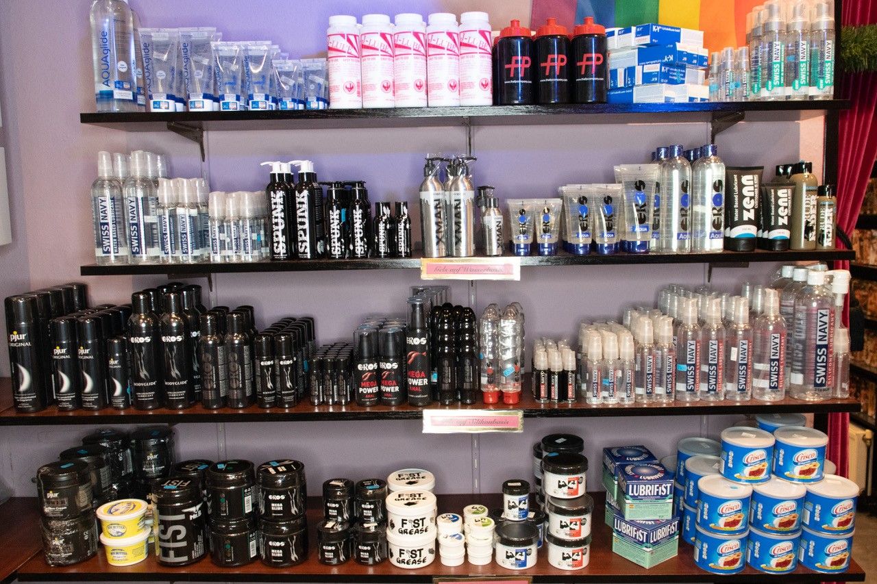 Foto: Geschäftsregale mit ausgestellten Gel-Flaschen und Behältern.