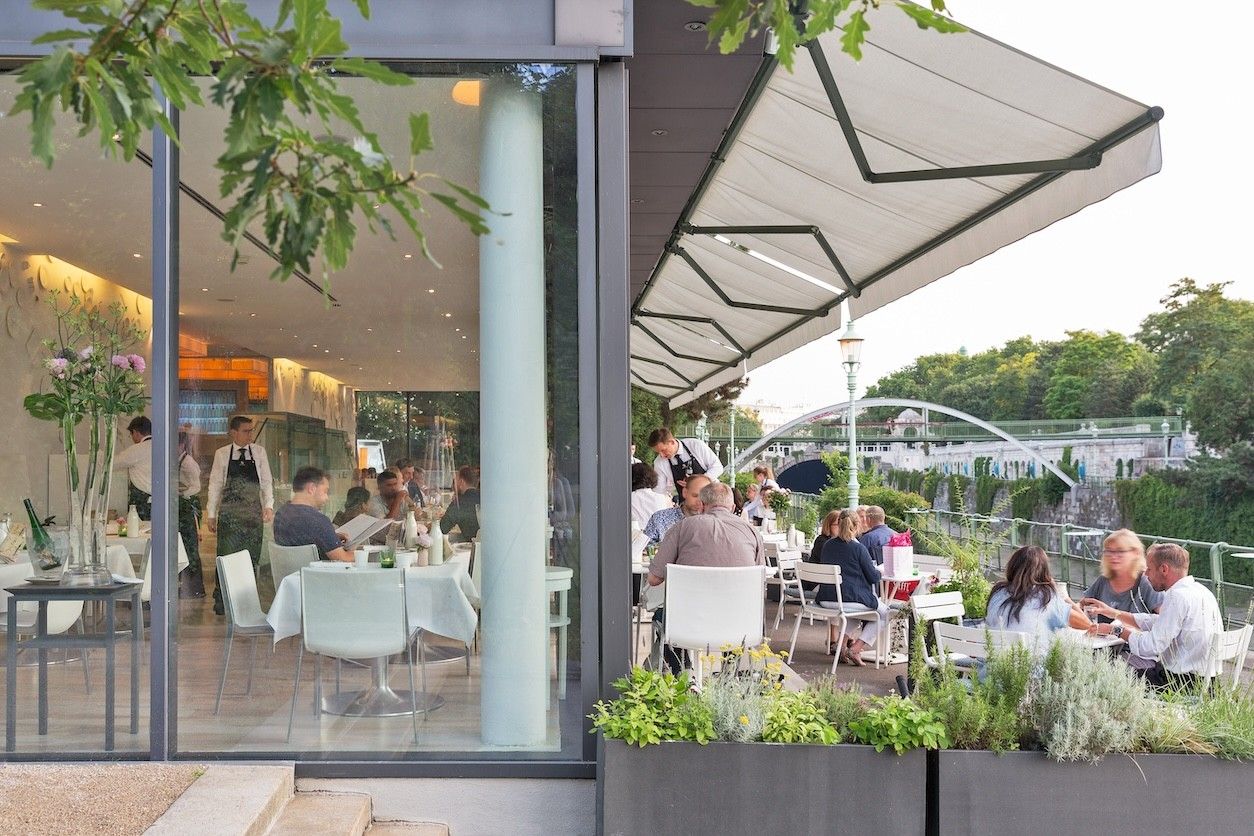 Foto: Schanigarten mit Menschen