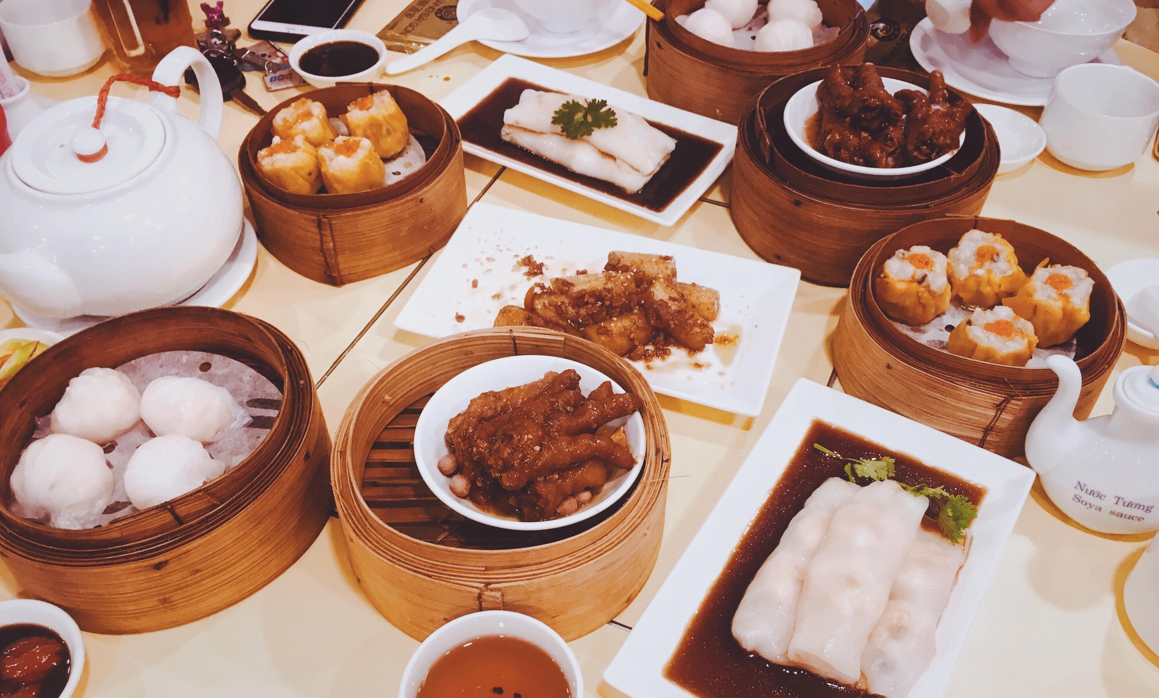 Foto: Ein gedeckter Tisch voller chinesischen Speisen.