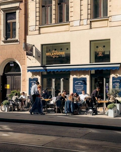 Foto: Aussenansicht des Lokals Melangerie mit gut gefülltem Schanigarten