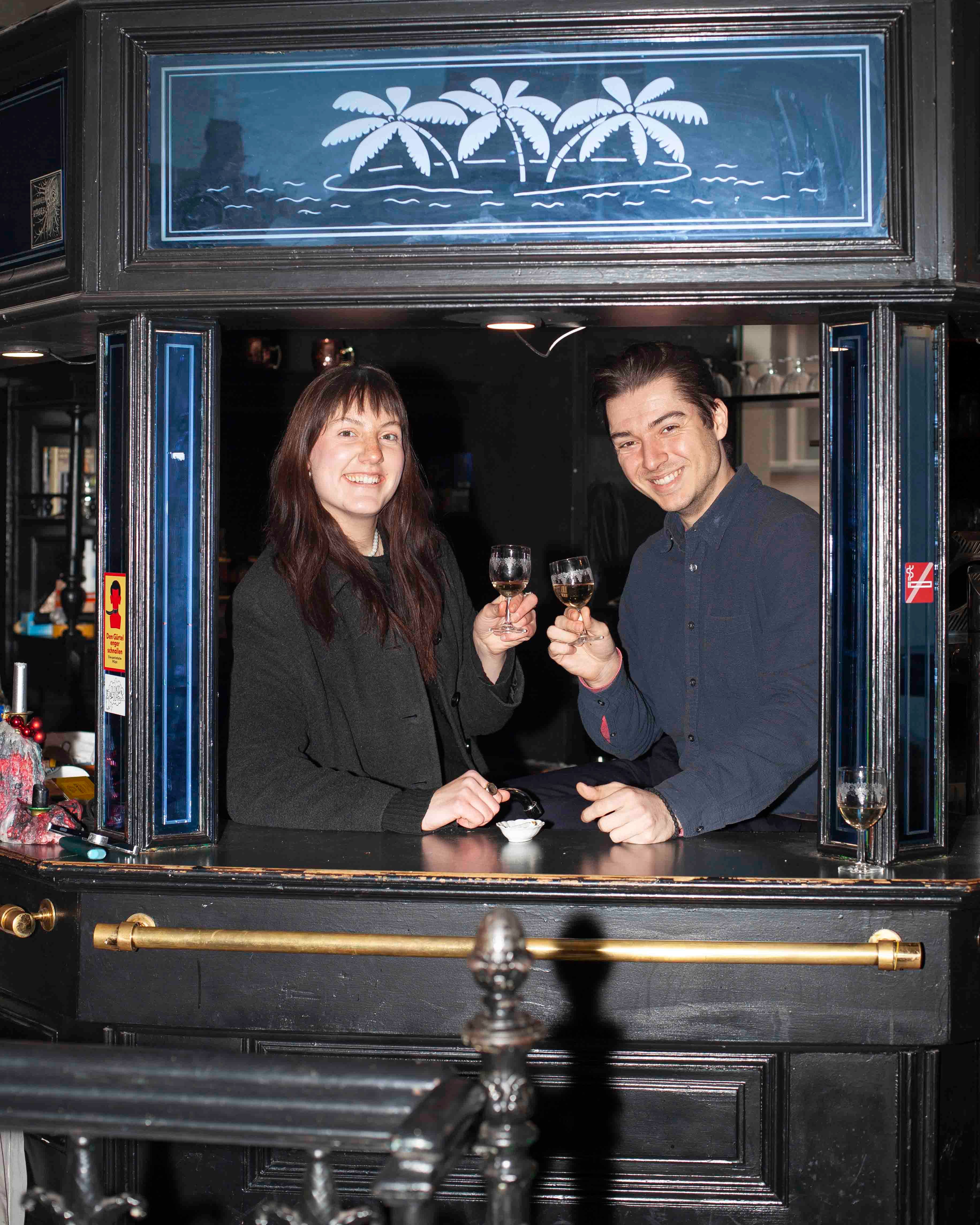 Foto: Zwei Personen im Lokal