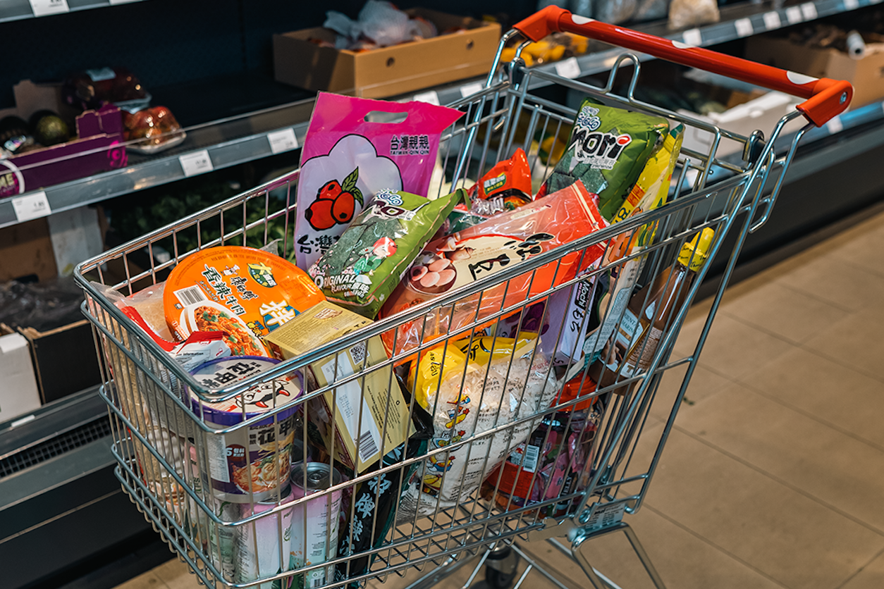 Foto: Einkaufswagen mit exotischen Produkten