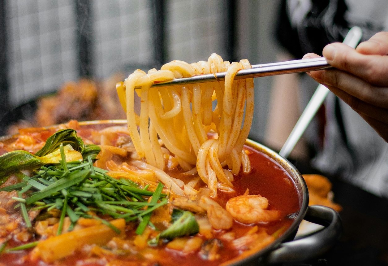 Foto: Ein Koreanisches Gericht mit Nudeln und grünen Bohnen