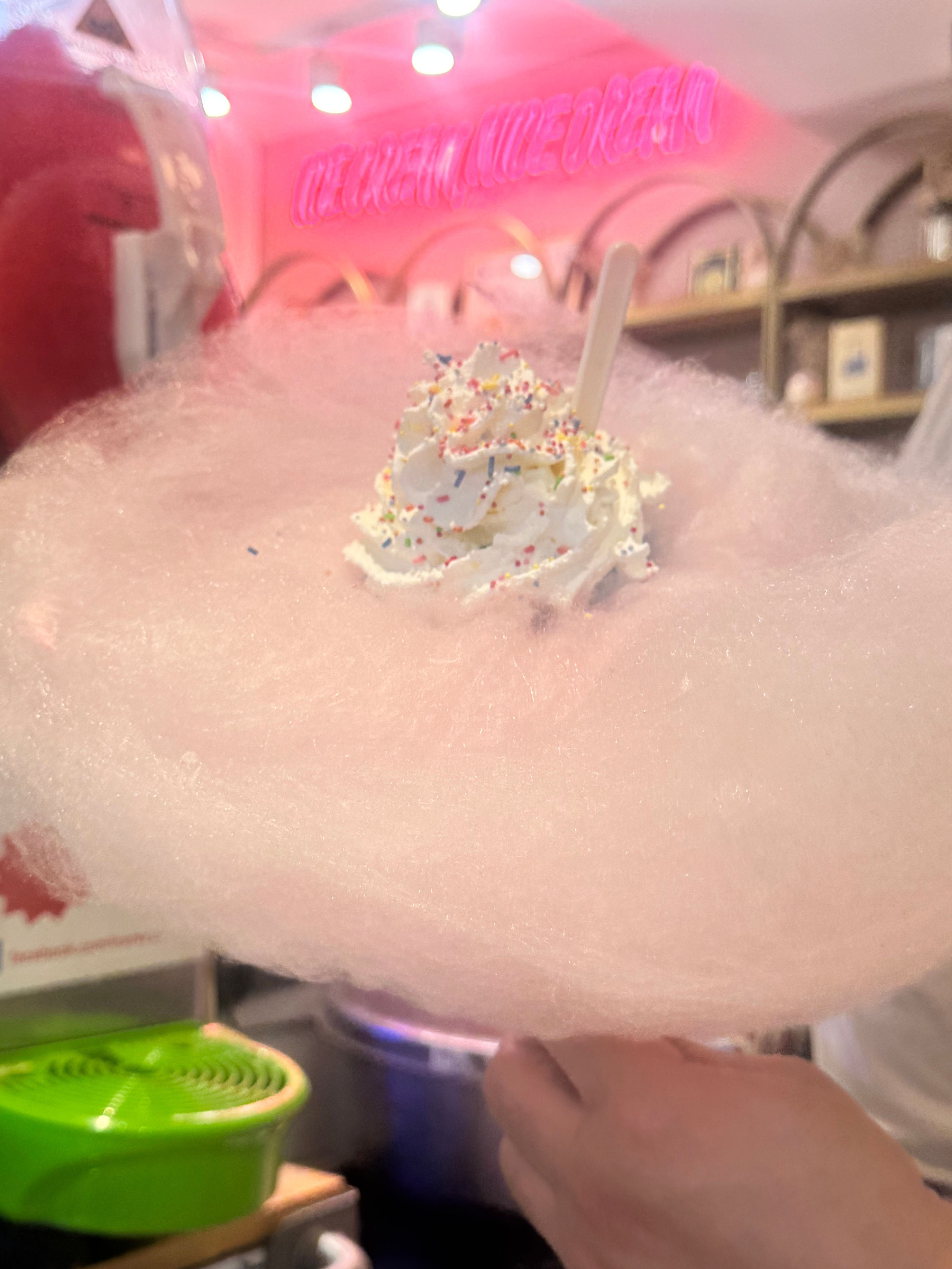 Foto: Eissalon Monte Speiseeis wird präsentiert auf Zuckerwatte