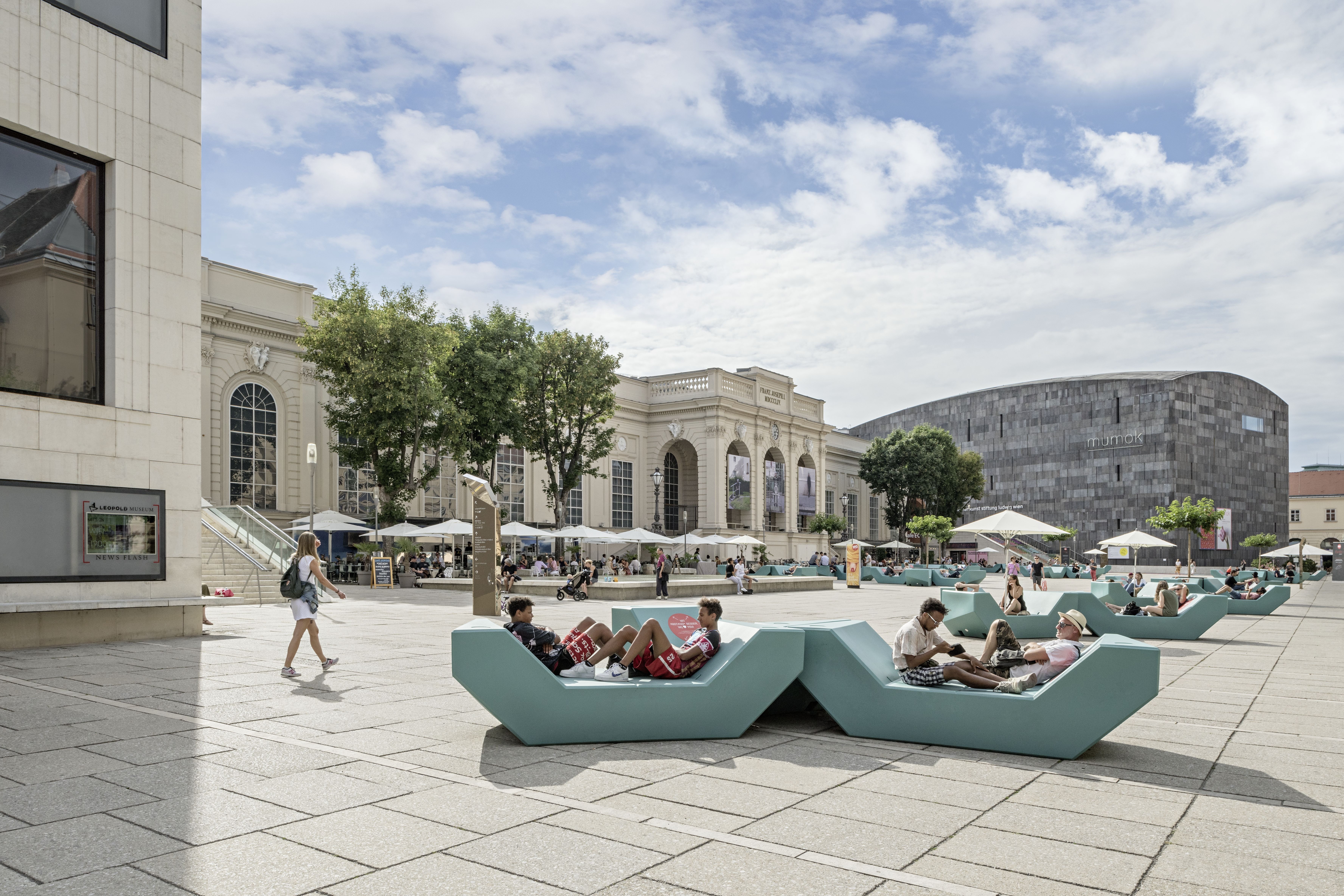 Foto: Museumsquartier mit Enzos und Menschen