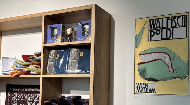 Foto: REgal mit Produkten und ein Plakat