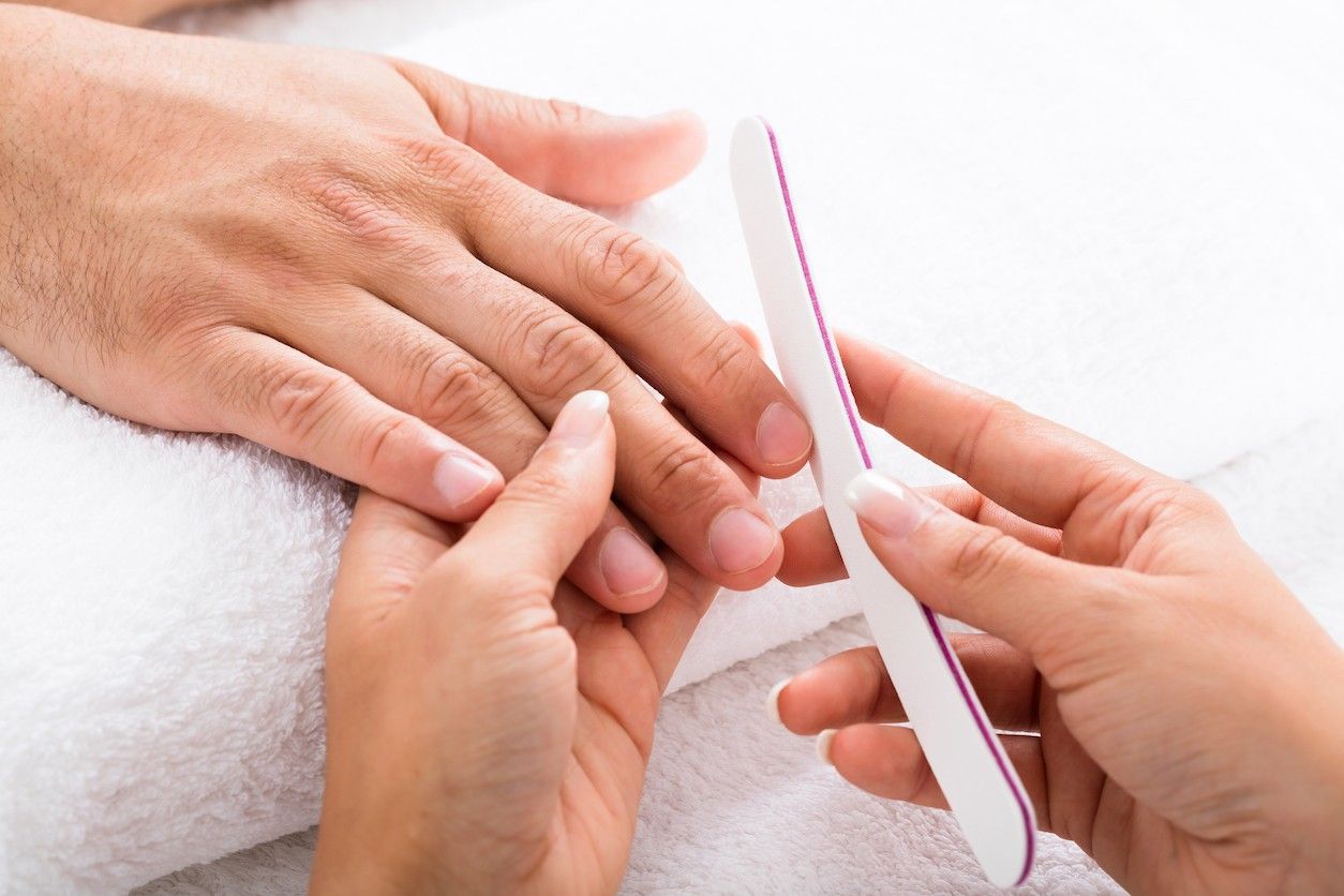 Foto: Maniküre einer Männerhand.