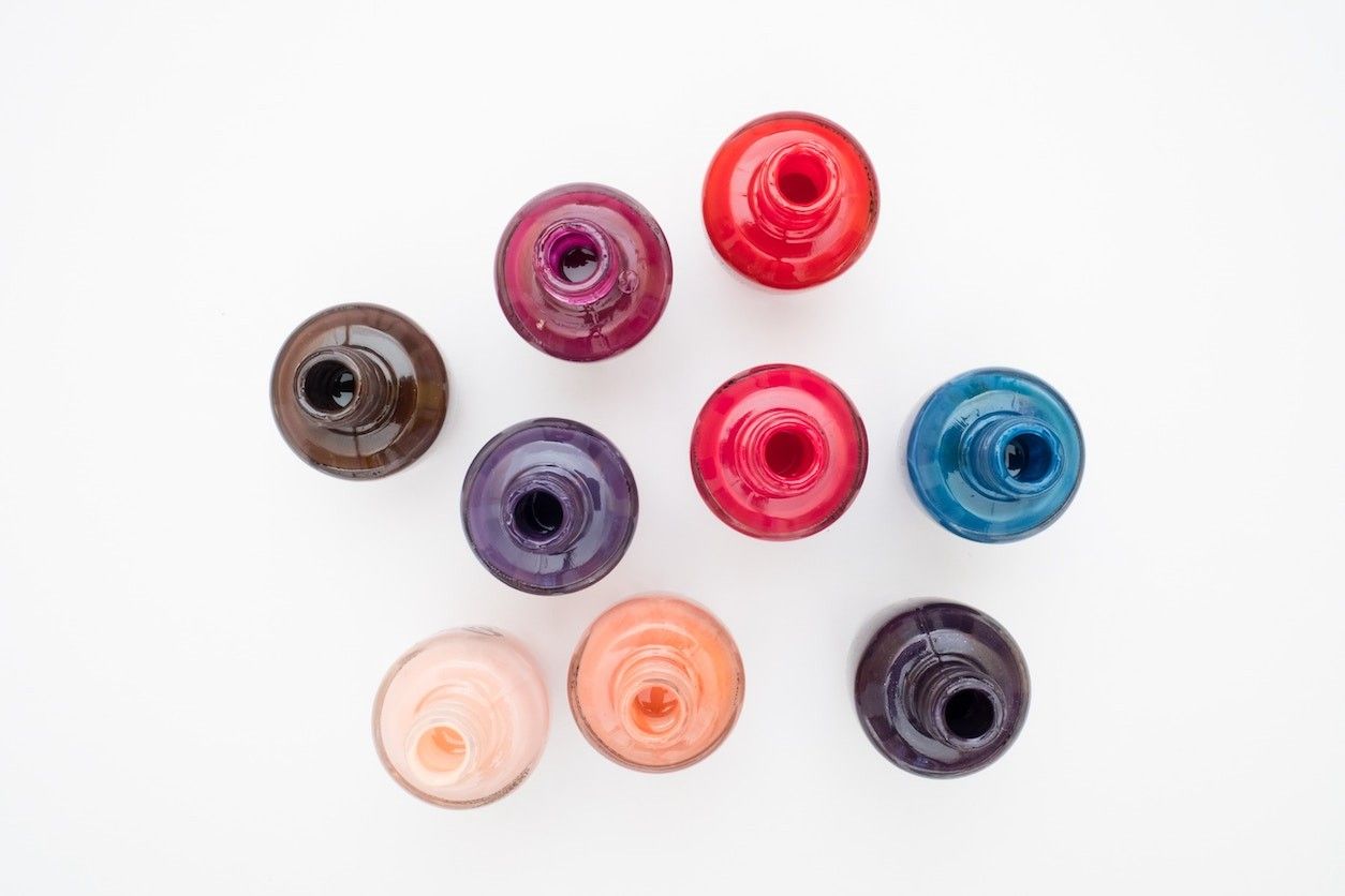 Foto: Verschiedene Farbdosen für die Fingernägel.