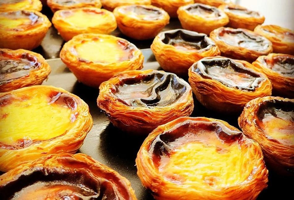 Foto: Viele Blätterteigtörtchen mit einer Puddingfüllung