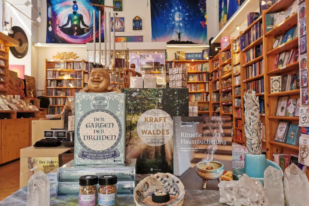 Foto: Esoterik Geschäft mit unterschiedlichen Artikeln