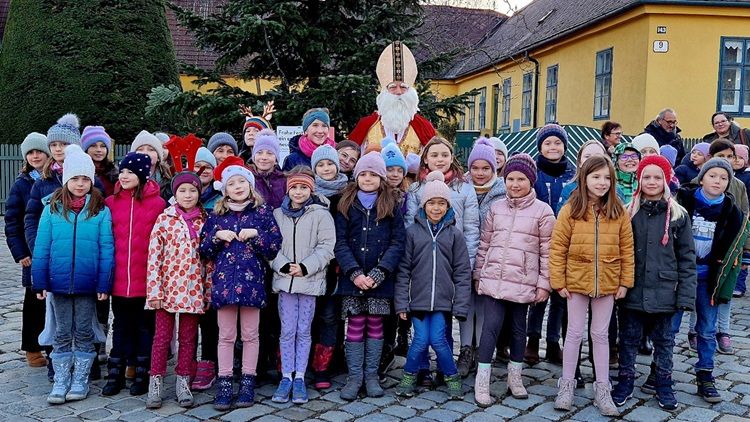 Foto: Liebgewordene Tradition: In der Vorweihnachtszeit verteilt der Nikolo in Mauer Geschenke an die Kinder.