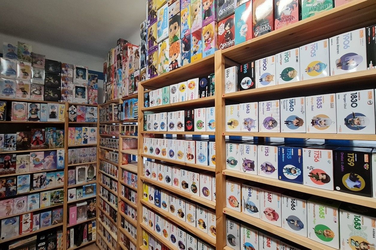 Foto: Regal mit unterschiedlichen Comic-Artikel