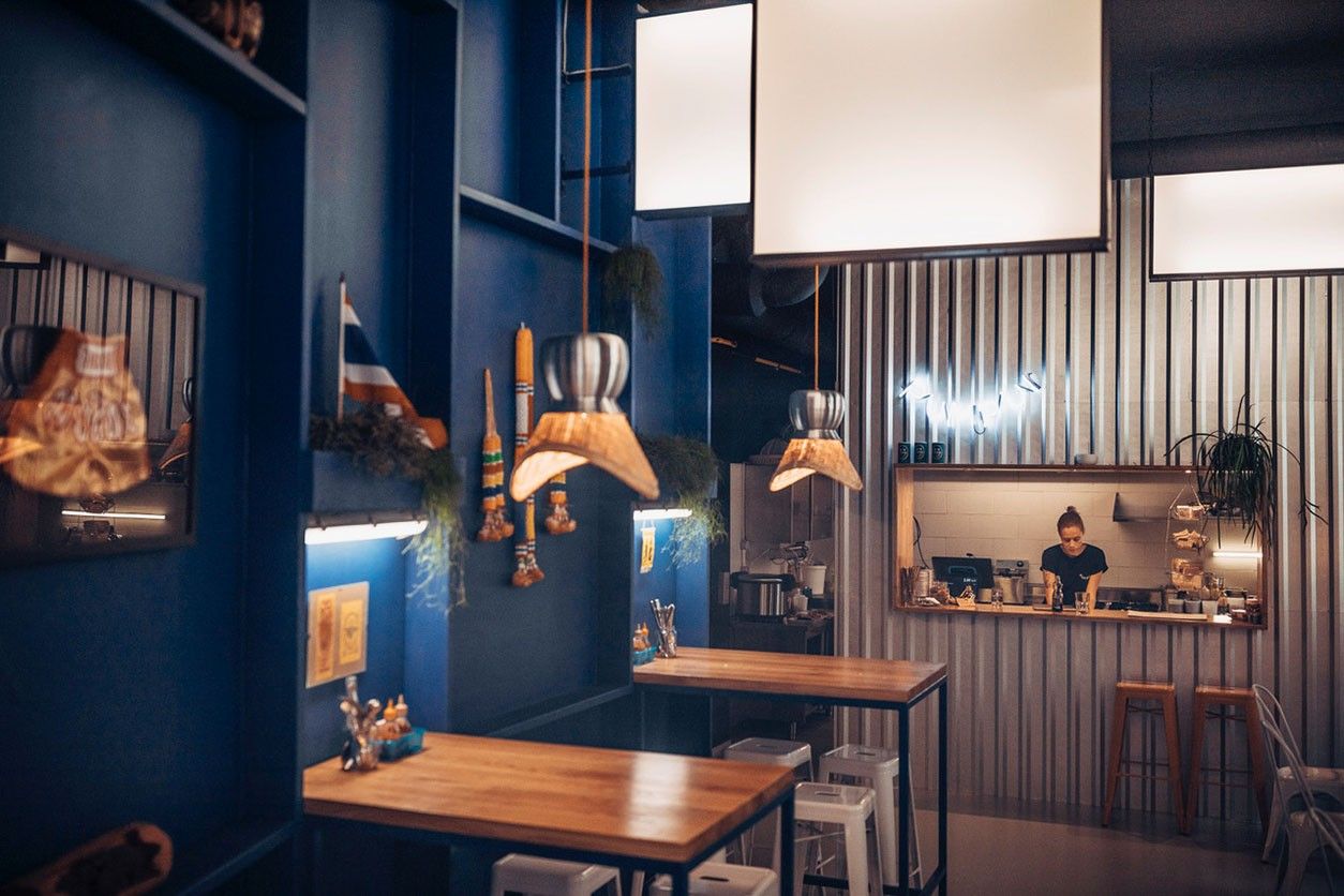 Foto: Restaurantlokal mit Tischen und Stühlen