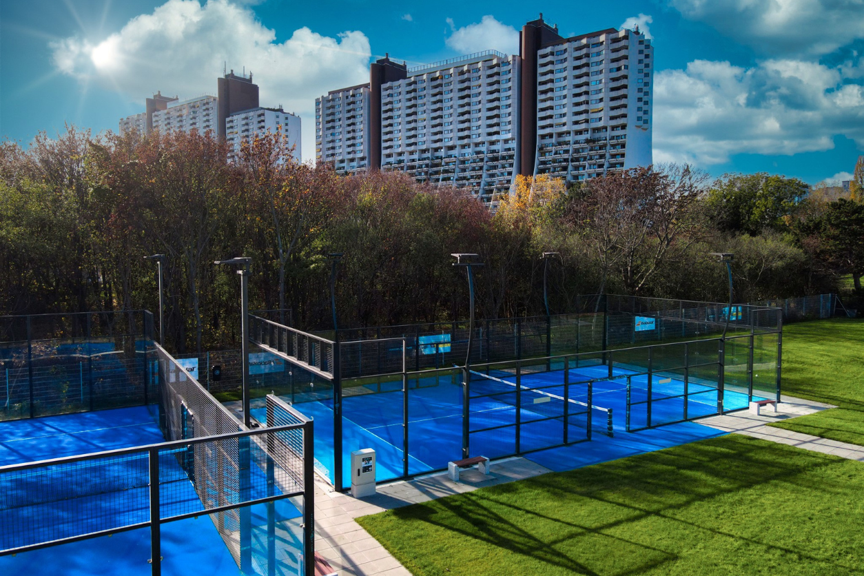 Foto: Mehrere Outdoor Padelcourts