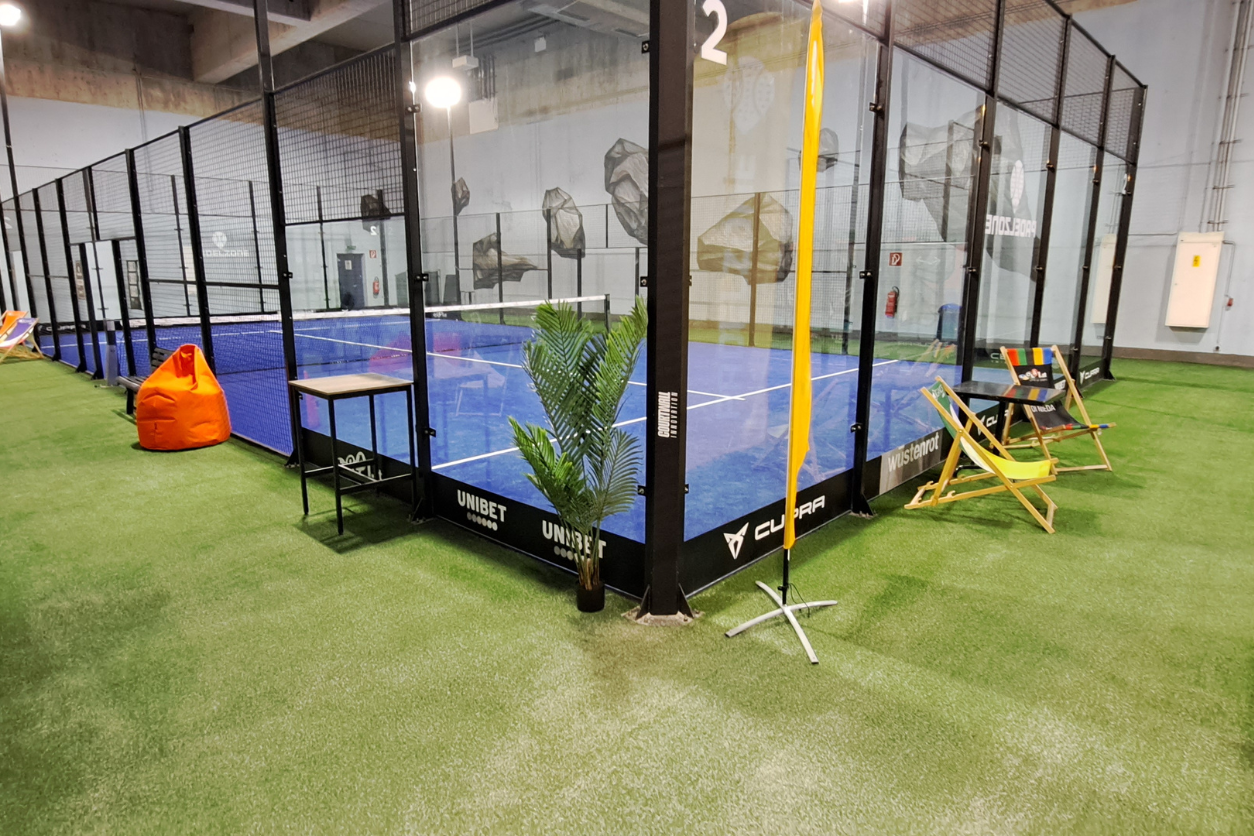 Foto: Mehrere Padelcourts mit ein paar Liegestühlen