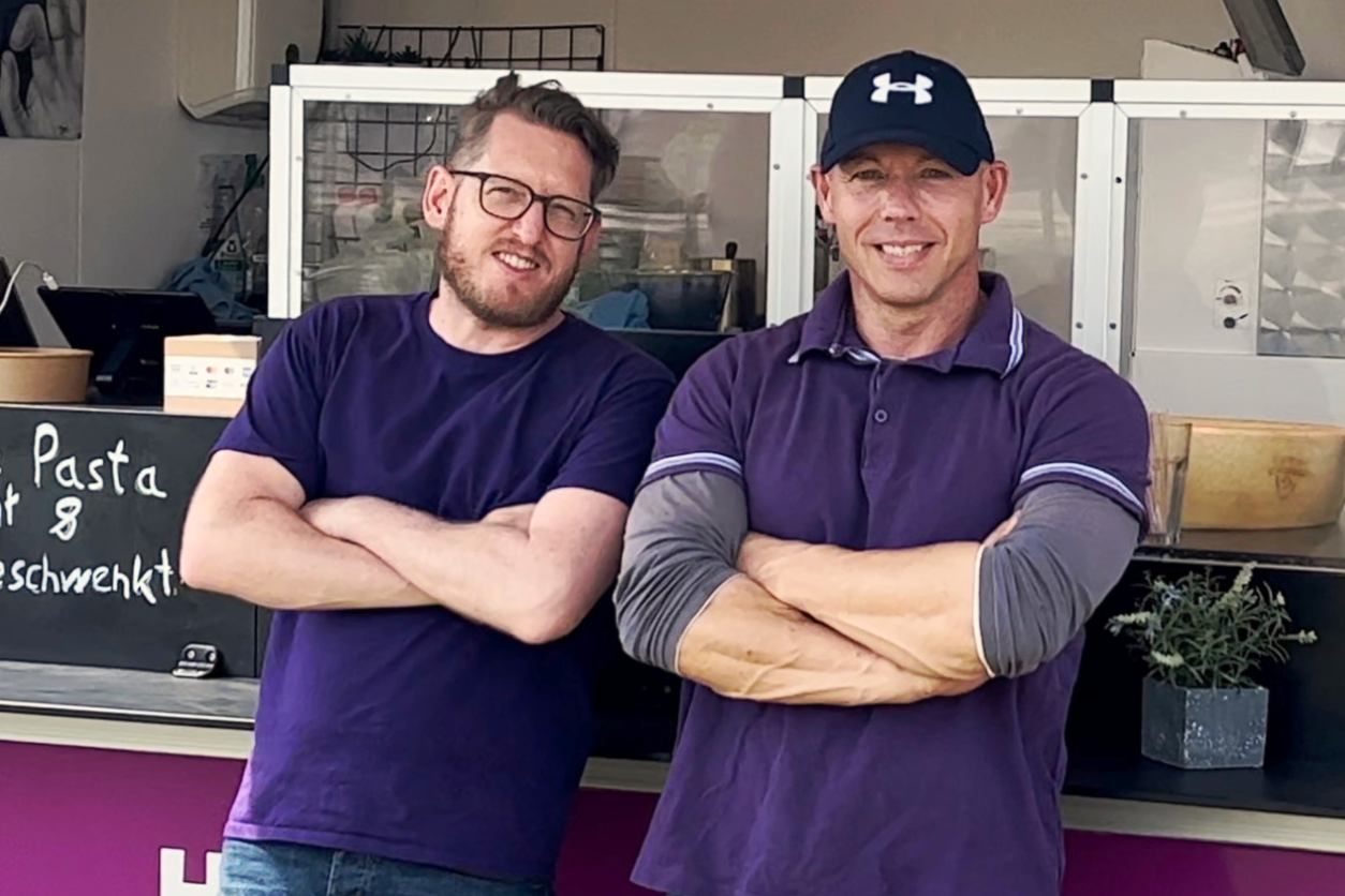 Foto: Zwei Männer vor einem Stand