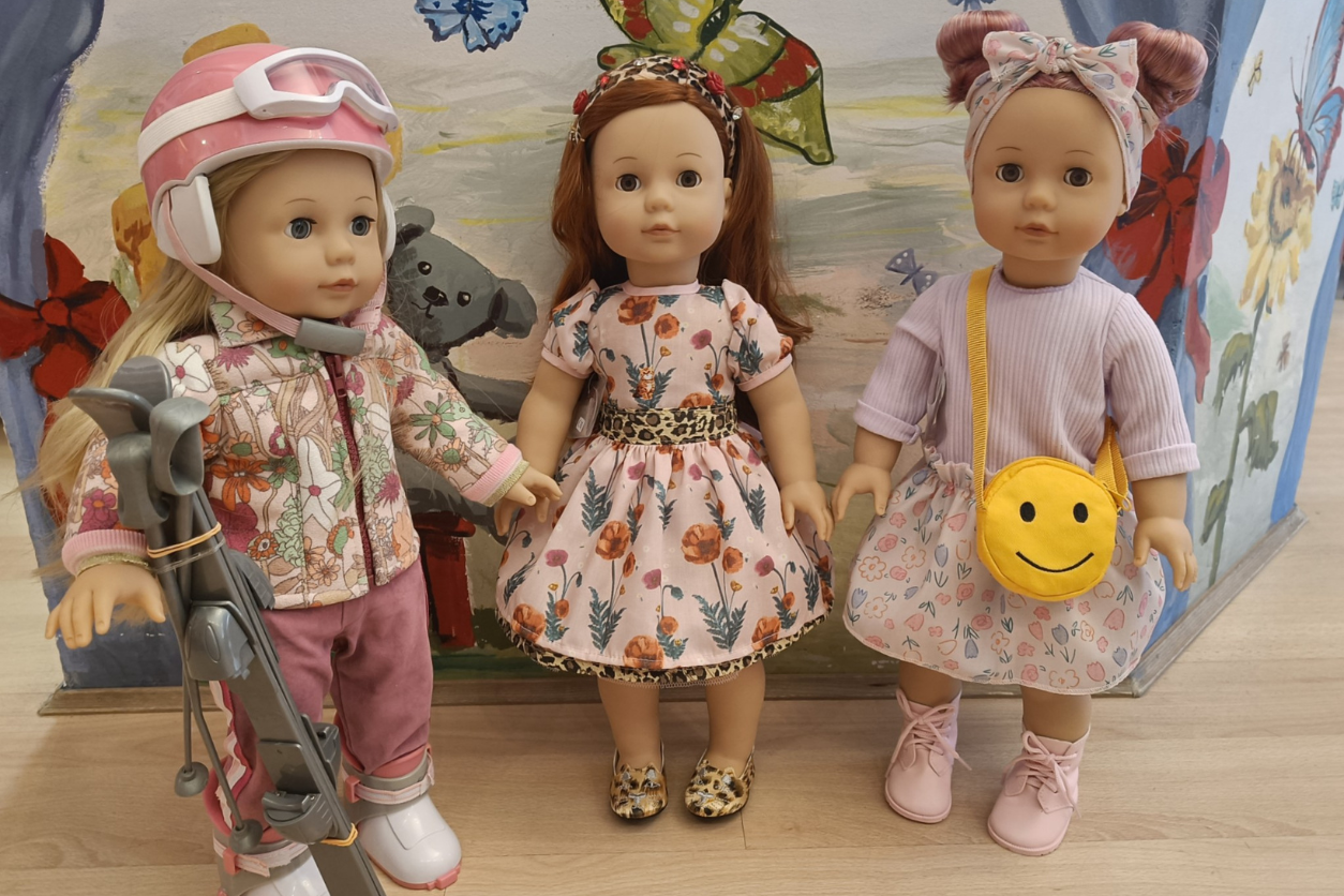 Foto: Drei Puppen mit unterschiedlichen Kleidern und Hosen