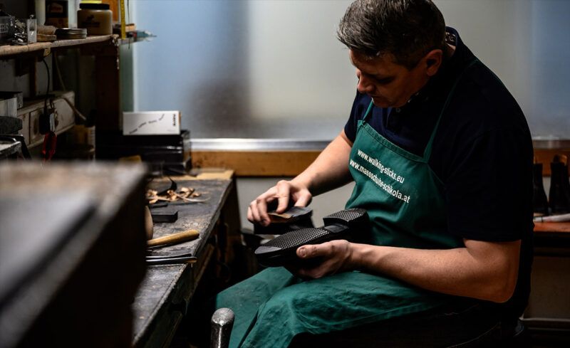 Foto: Ansicht wie Schuhe von Hand gepflegt und repariert werden vom Meister der Masschuhe