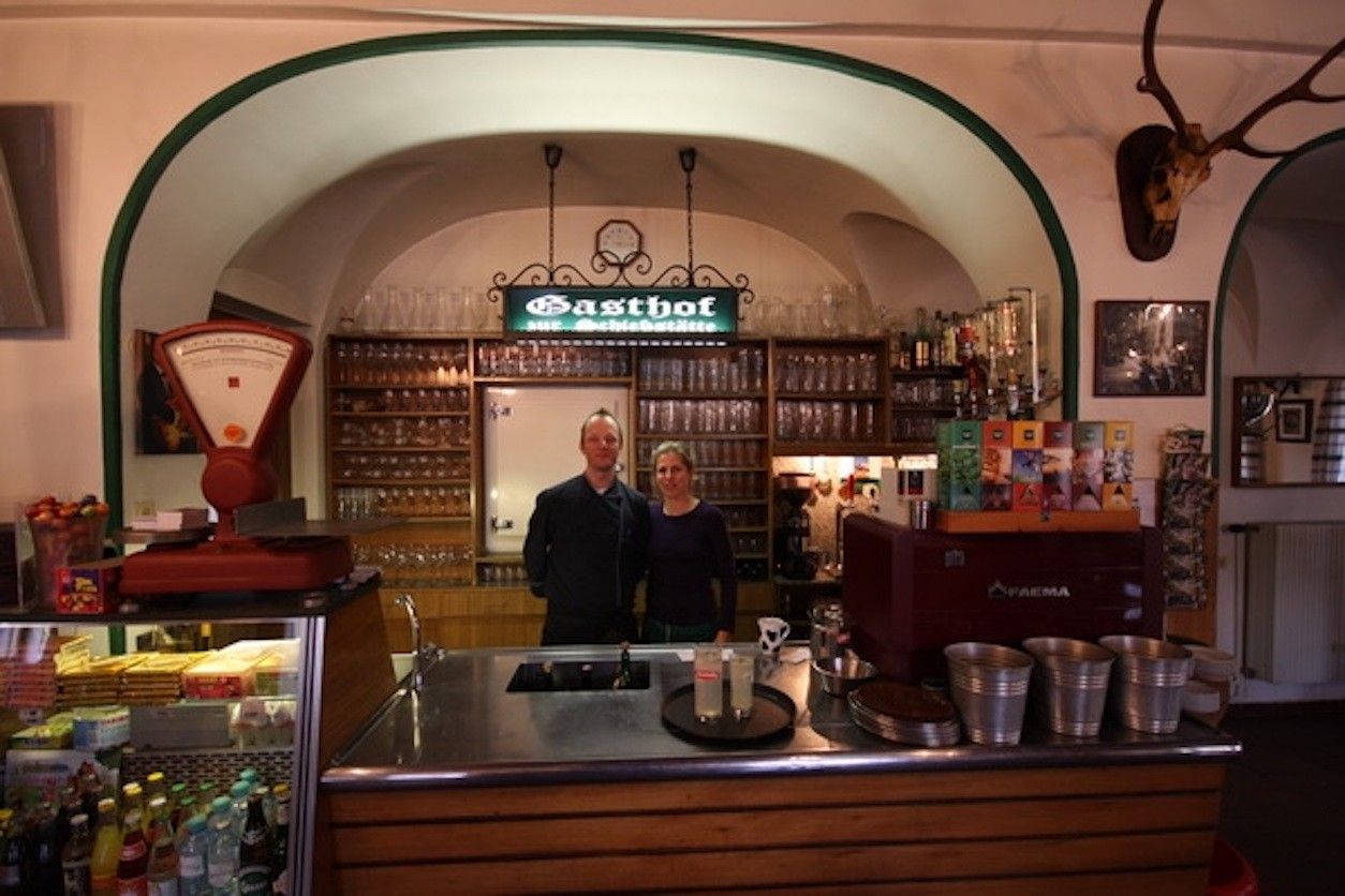 Foto: Gasthof mit Schenke und Eigentümer und Eigentümerin