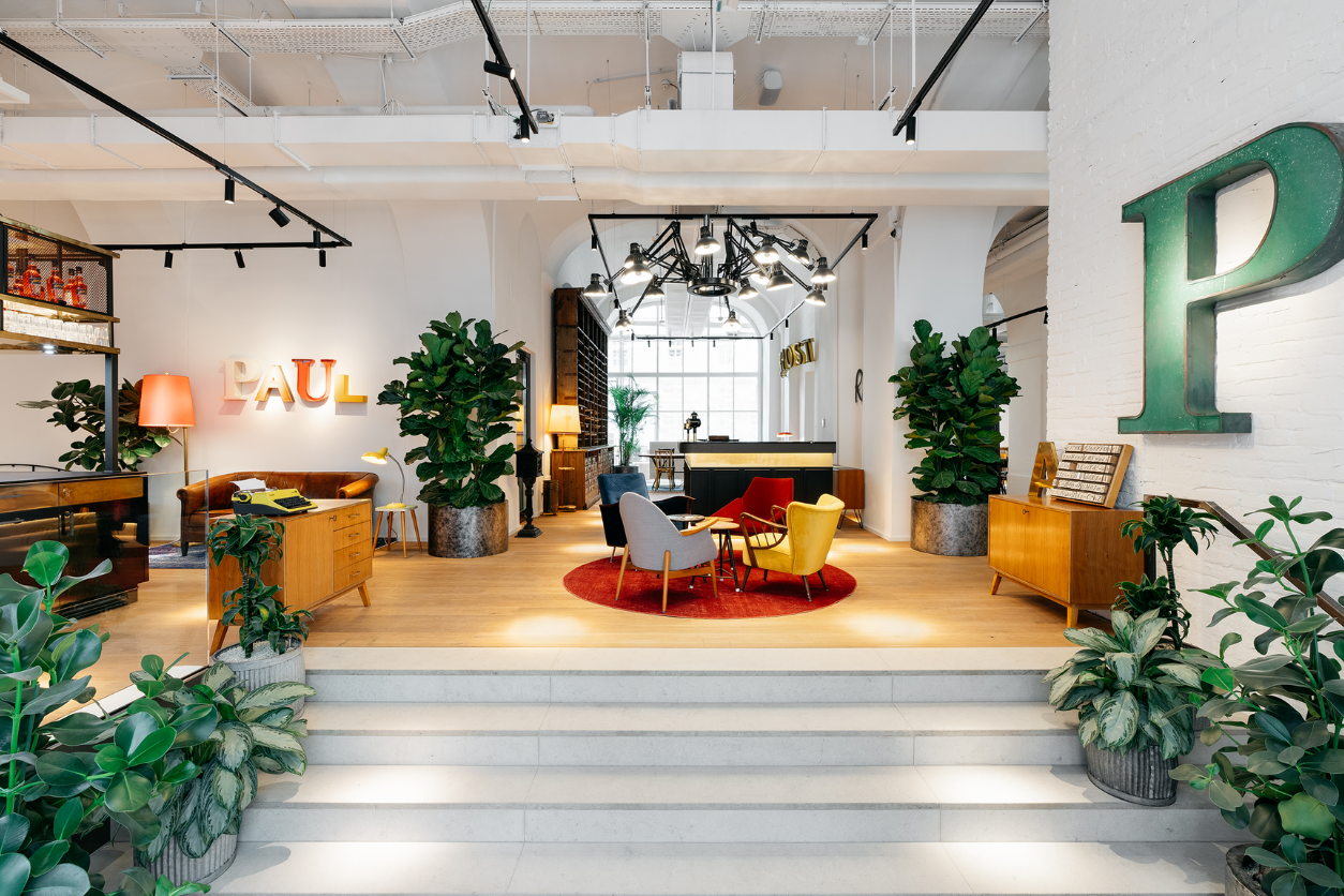 Foto: Open Space mit Tisch, Pflanzen und viel Beleuchtung