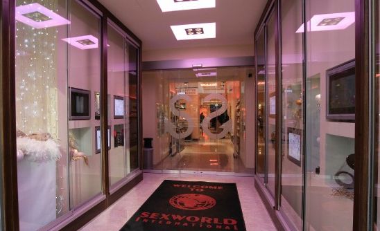 Foto: Pinkt beleuchteter Eingangsbereich eines Geschäfts.