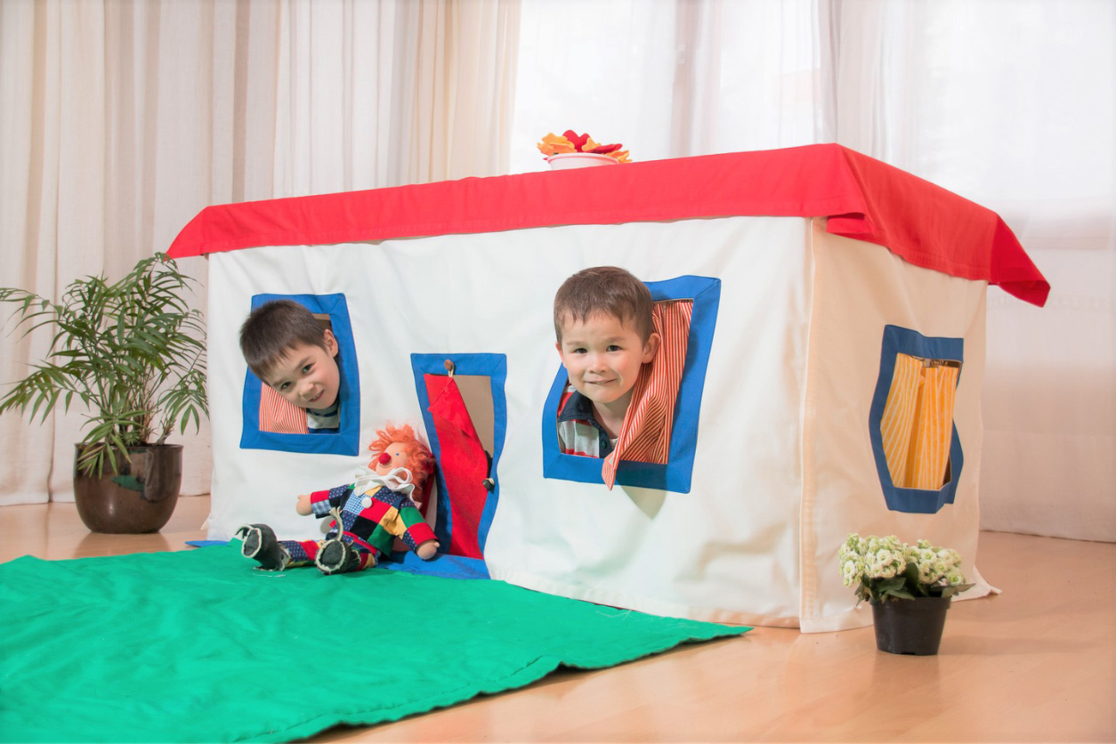 Foto: Zwei kleine Kinder in einem Spielzeughaus