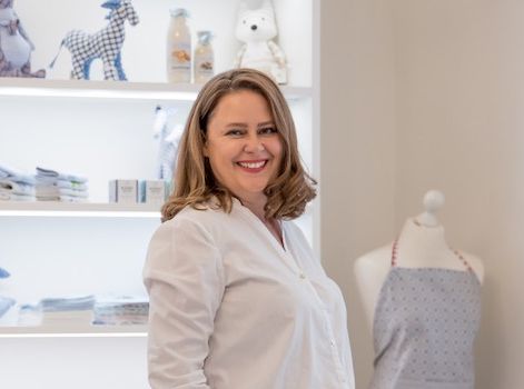 Foto: Eine Frau steht im Geschäftslokal