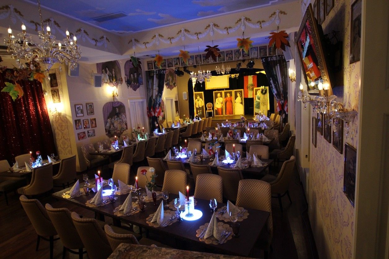 Foto: Zeigt eine Gaststube mit einer Theaterbühne