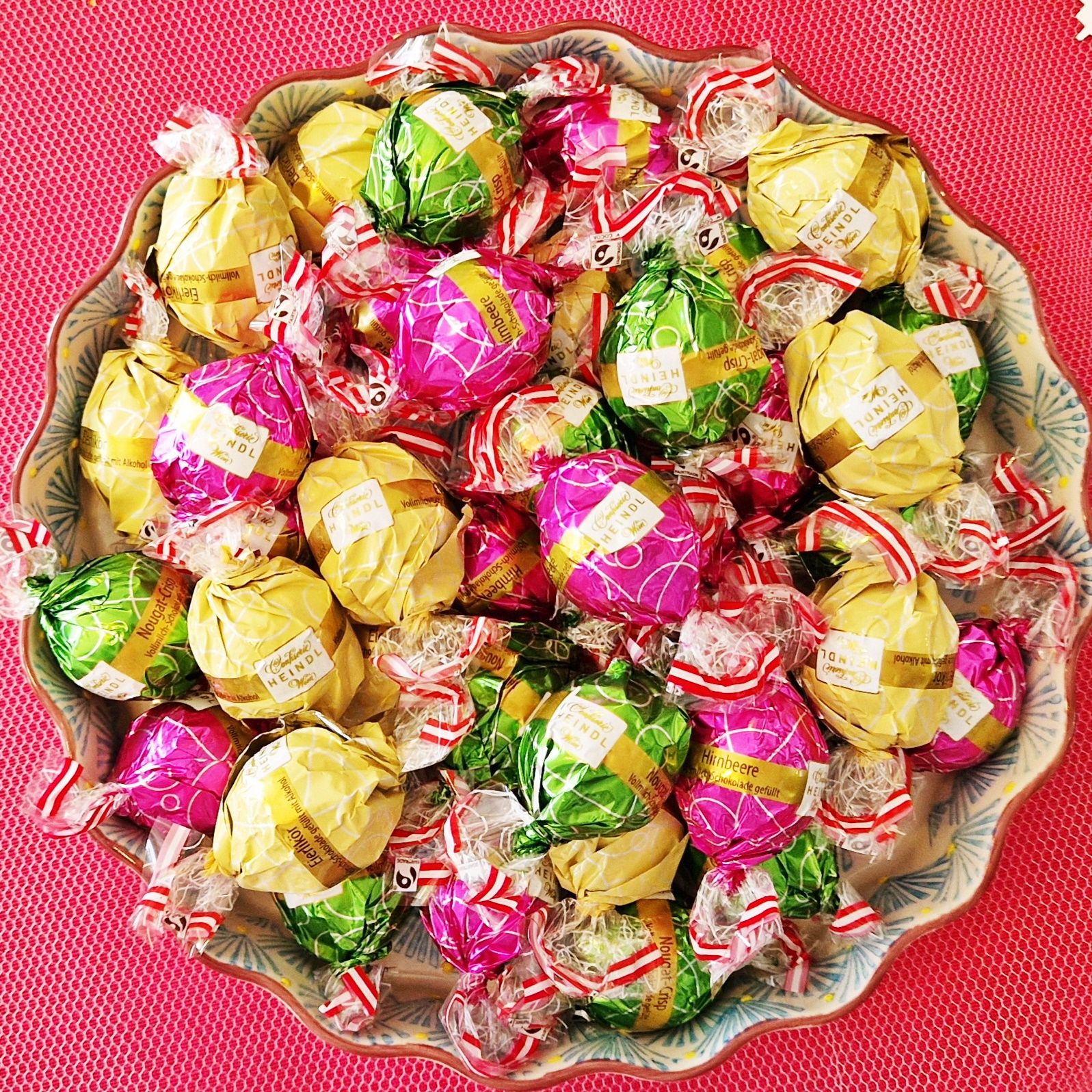 Foto: Die Maurer Geschäftsleute verteilen zum Muttertag Schokokugeln von Heindl an ihre Kundinnen.