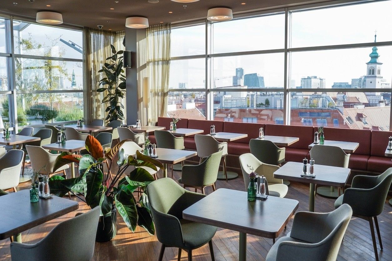 Foto: Rooftop Lokal und vielen Stühlen und Tischen