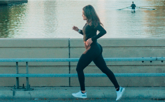 Foto: Eine Frau joggt über eine Brücke
