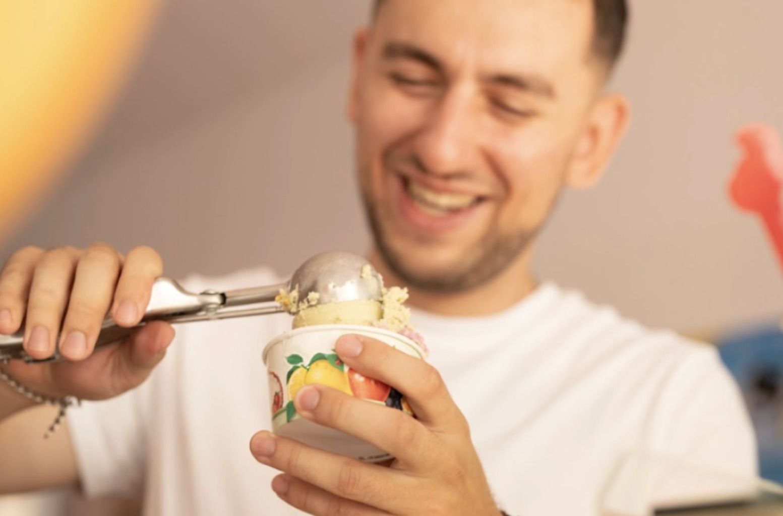 Foto: Sreja Mann hält Eis