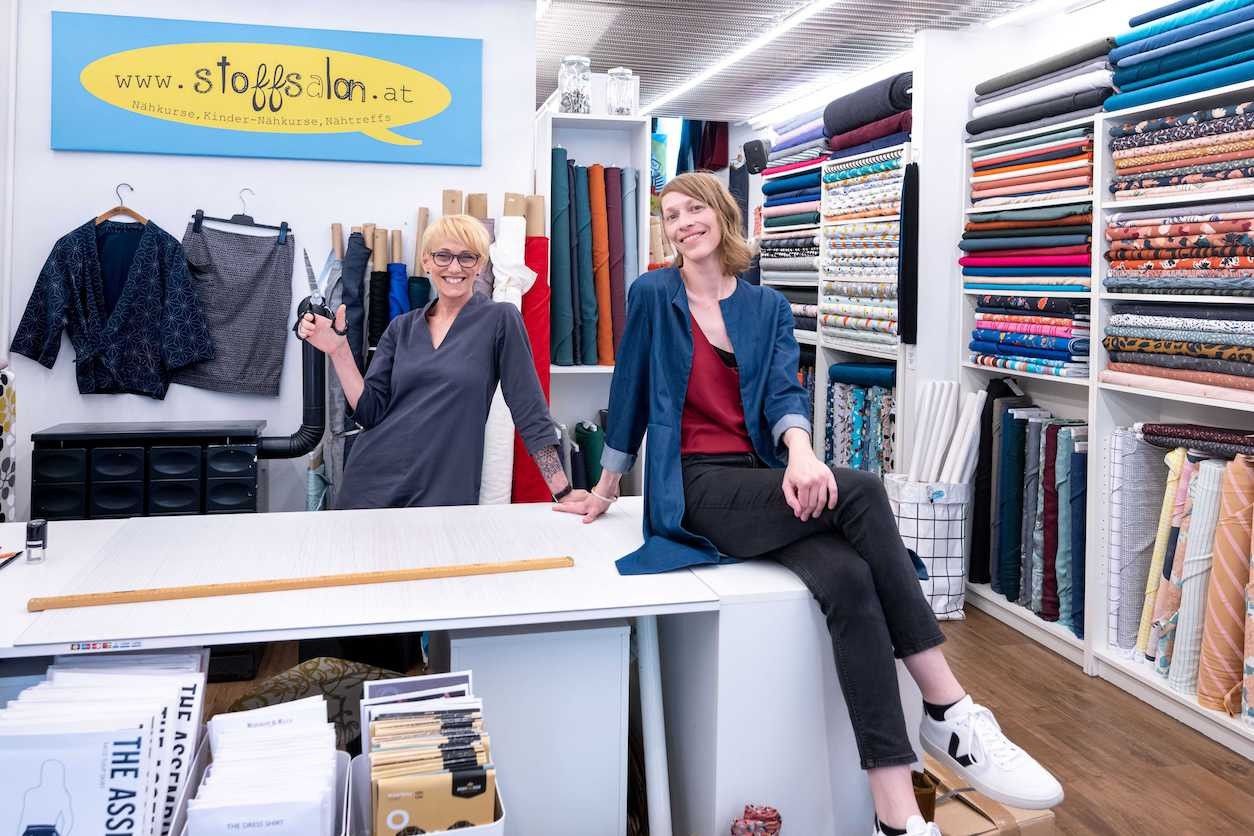 Foto: Stoffgeschäft mit unterschiedlichen Stoffen und Farben.