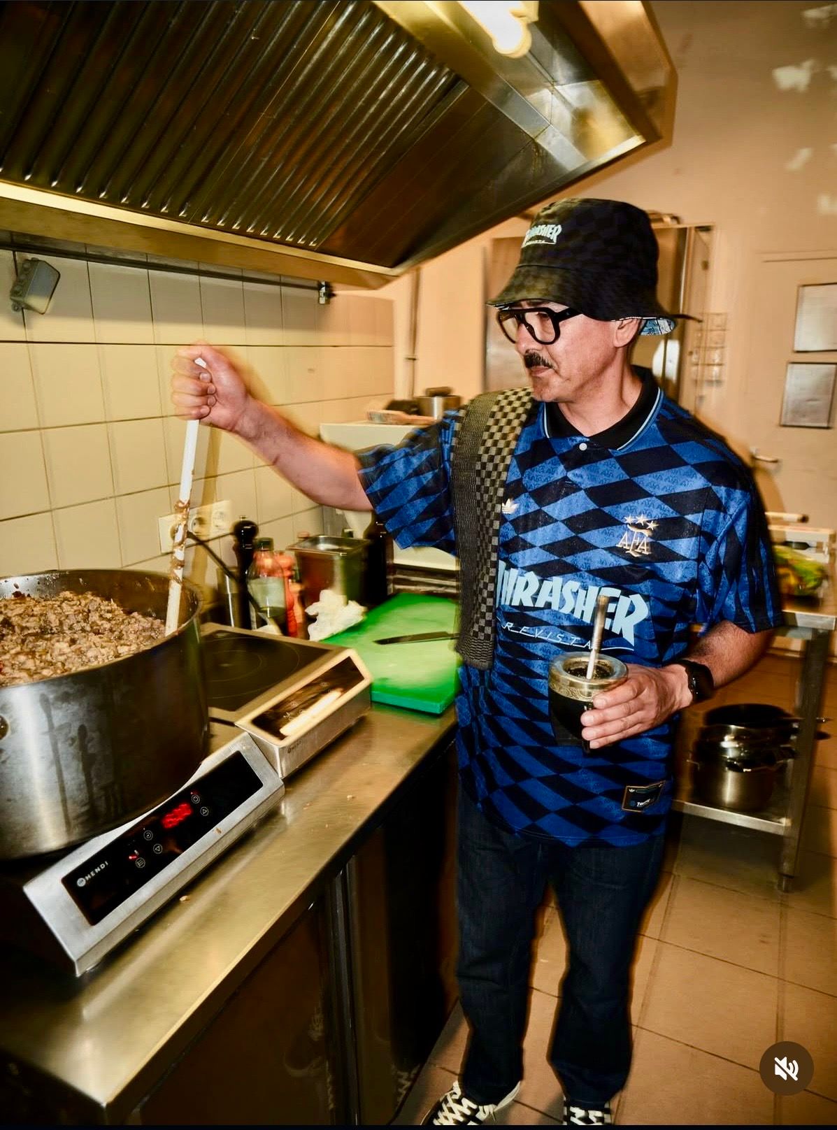Foto: Empanadas Blitz Innenansicht, Chef kocht in einer Küche