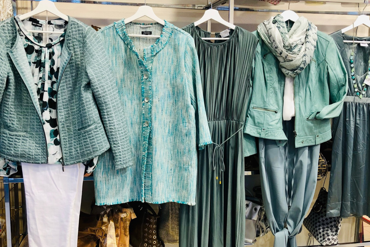 Foto: Unterschiedliche Röcke und Blusen in grün