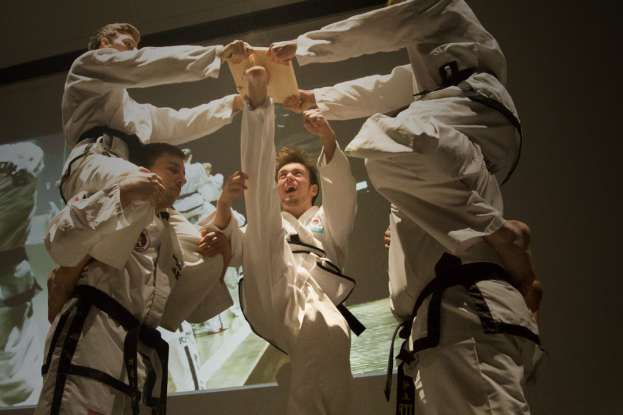 Foto: Mehrere Personen machen Taekwondo 