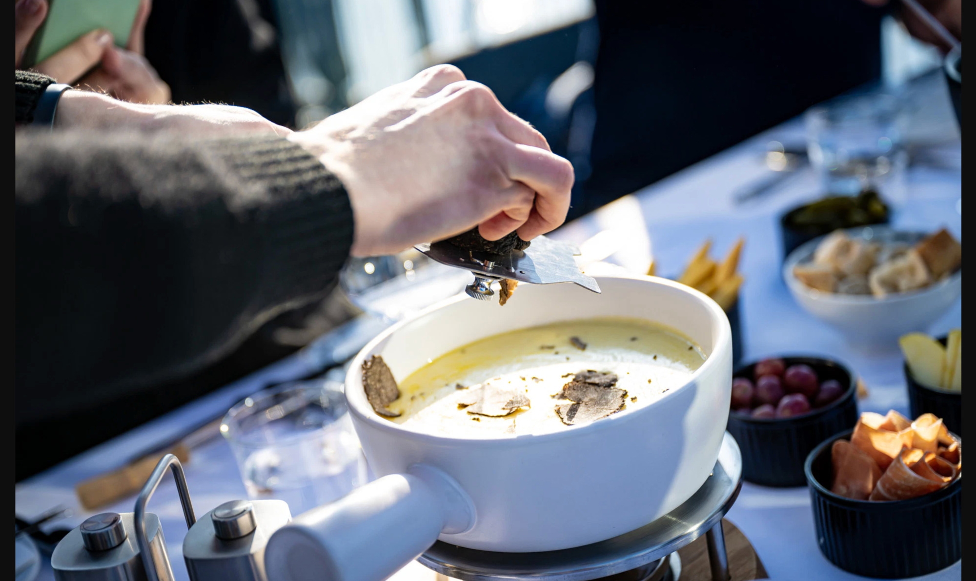 Foto: Ein Fondue und eine Hand
