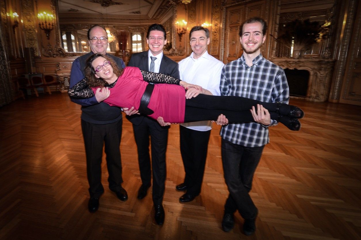 Foto: Tanzparkett mit Tänzer und Tänzerinnen.