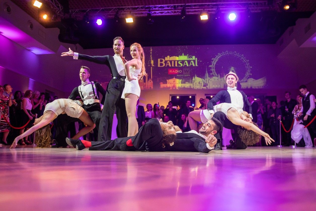 Foto: Tanzparkett mit Tänzer und Tänzerinnen.