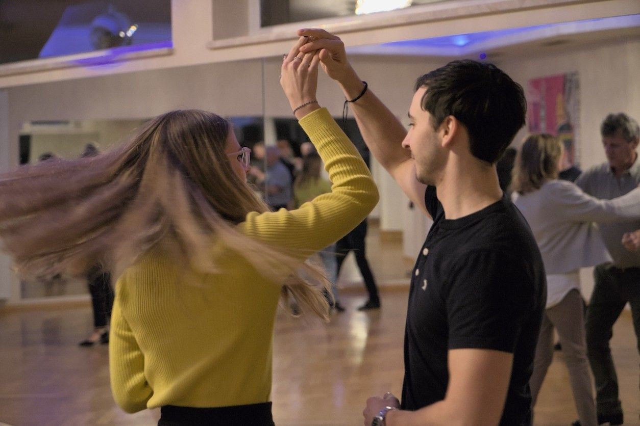 Foto: Tanzparkett mit Tänzer und Tänzerinnen.