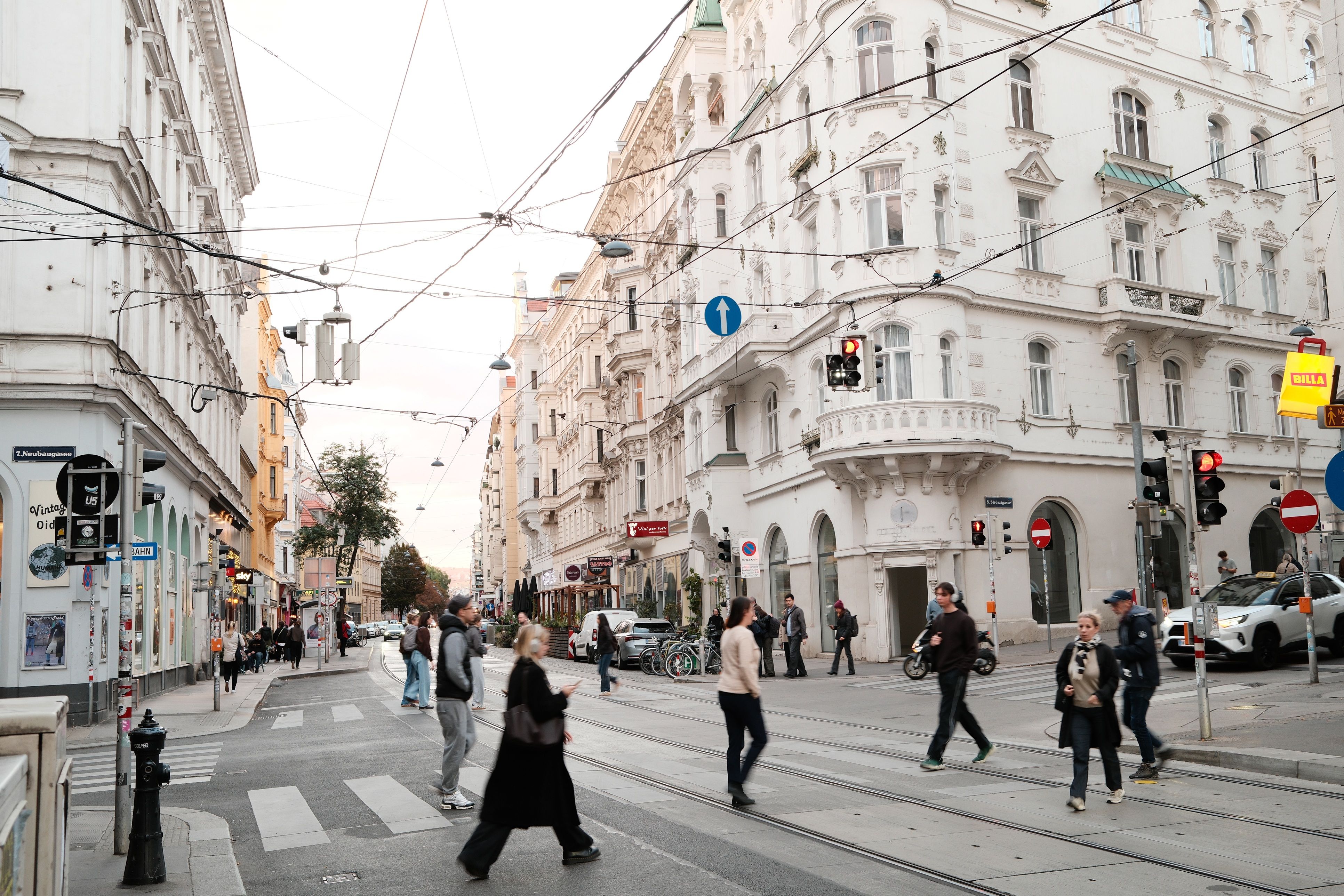 Foto: Ansicht der belebten Lerchenfelder Straße 